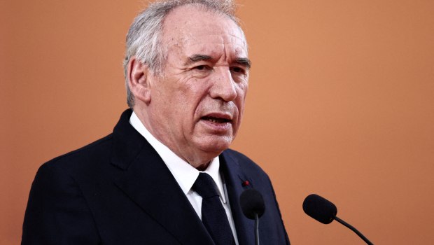 Μπαϊρού: Ξεκινά συνομιλίες με τα κόμματα για να αποτρέψει την κατάρρευση της κυβέρνησης
