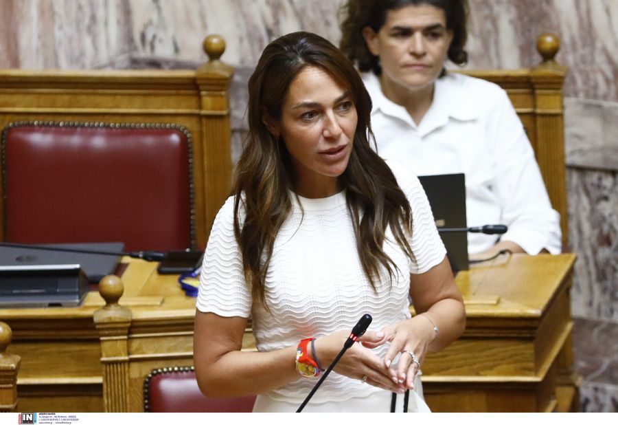 Δόμνα Μιχαηλίδου στη Βουλή