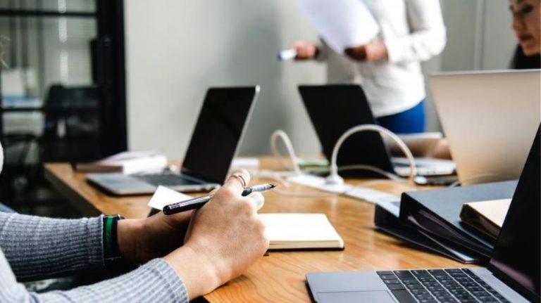 EY: Ενας στους δυο εργοδότες αναζητά κατάλληλους εργαζόμενους