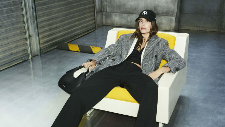 DKNY Φθινόπωρο 2025: Η HaileyBieber, διεθνές fashion icon, είναι το νέο πρόσωπο της καμπάνιας του brand