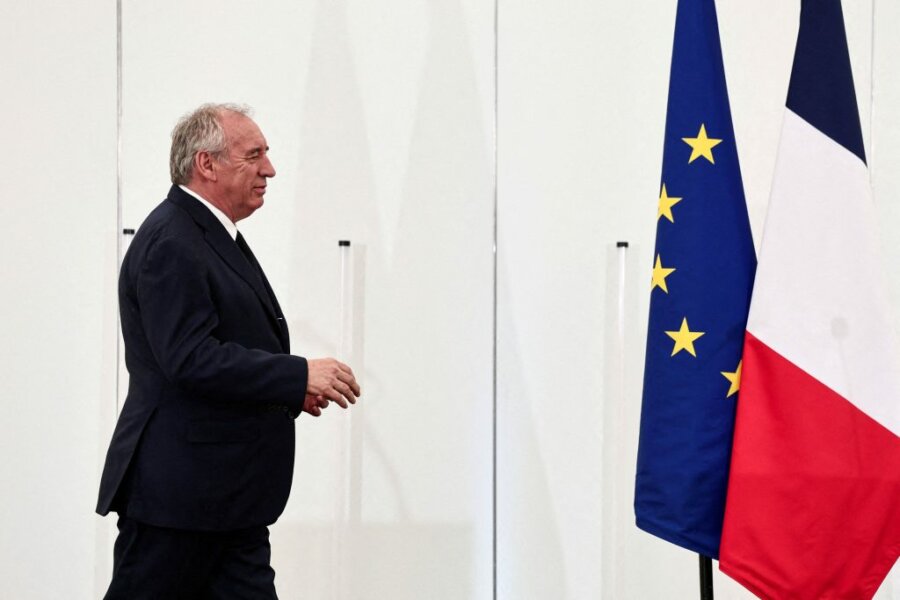 Η γαλλική κυβέρνηση οδεύει προς κατάρρευση – Χωρίς αποτέλεσμα οι συνομιλίες με την ακροδεξιά