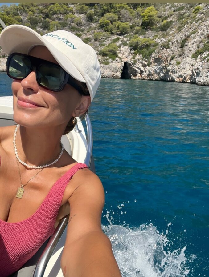 Κατερίνα Παπουτσάκη: Φωτογραφίες από τις διακοπές στο Αγκίστρι με τους γιους της