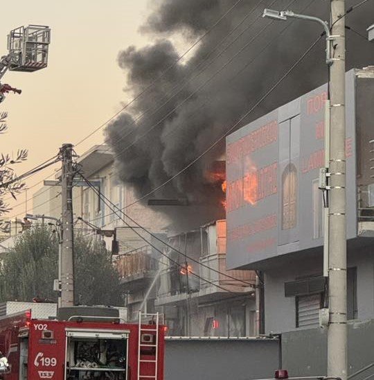 Φωτιά σε επιχείρηση στο Περιστέρι - Στο νοσοκομείο με αναπνευστικά προβλήματα ένα άτομο