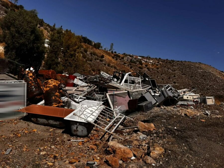 Πέταγαν μπάζα σε λόφο του Κορυδαλλού - Δύο συλλήψεις