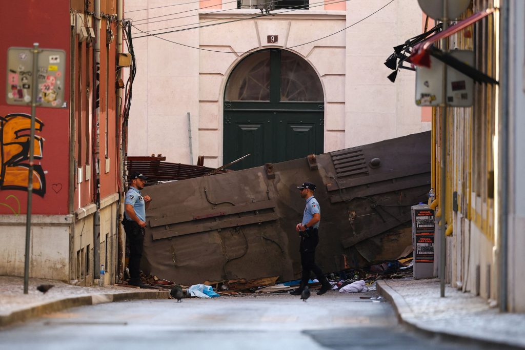 Λισαβόνα: Μεσίστιες σημαίες για τους τουλάχιστον 17 νεκρούς – Έρευνα για τα αίτια του δυστυχήματος με το τελεφερίκ