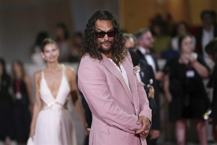 Jason Momoa: Η εμφάνιση του ηθοποιού στο Φεστιβάλ Βενετίας έγινε viral - Έβαψε μέχρι και τα νύχια των ποδιών του