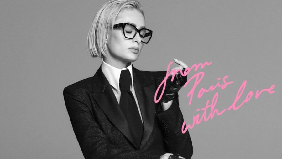 Paris Hilton: Με look αλά Karl Lagerfeld στη νέα καμπάνια του οίκου «From Paris With Love»