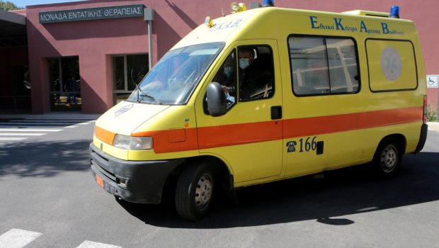 Αίγινα: Γυναίκα τραυματίστηκε αλλά δεν έβρισκαν οδηγό ασθενοφόρου – Μεταφέρθηκε με περιπολικό