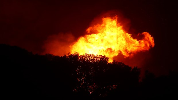 Φωτιά σε δύσβατη περιοχή στο Πετρωτό Φθιώτιδας - Κατακαίει δασική έκταση