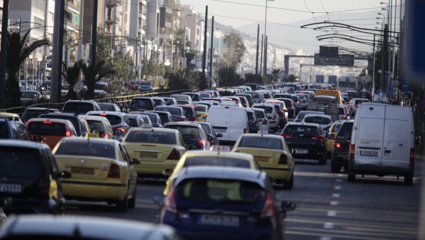Λεωφόρος Συγγρού: Συγκρούστηκε λεωφορείο με γερανό - Προβλήματα στην κυκλοφορία