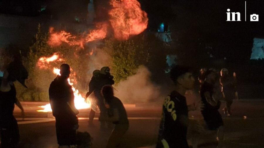 Ένταση στο Σύνταγμα - Μολότοφ και χειροβομβίδες κρότου λάμψης έξω από τη Βουλή [Βίντεο]