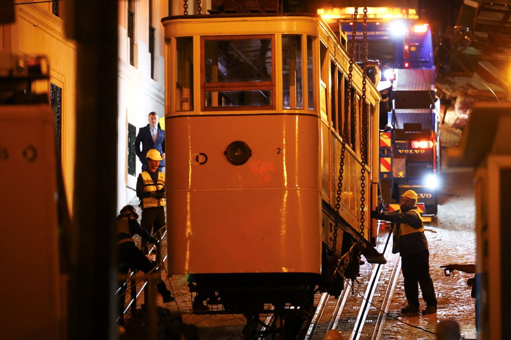 Λισαβόνα: Εσπασε το καλώδιο και συνετρίβη το τελεφερίκ – Τι έδειξε η πρώτη έρευνα για την τραγωδία