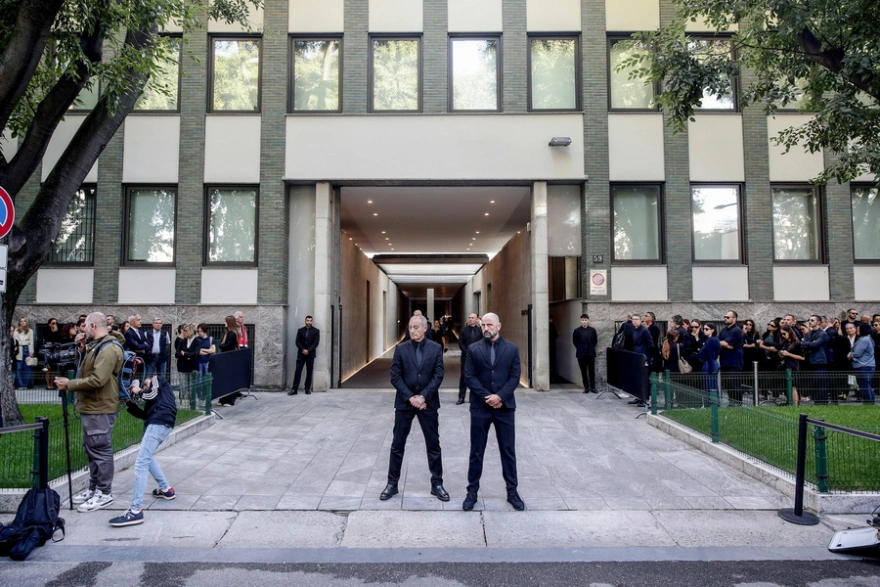 Σε λαϊκό προσκύνημα η σορός του Giorgio Armani στο Armani Teatro στο Μιλάνο