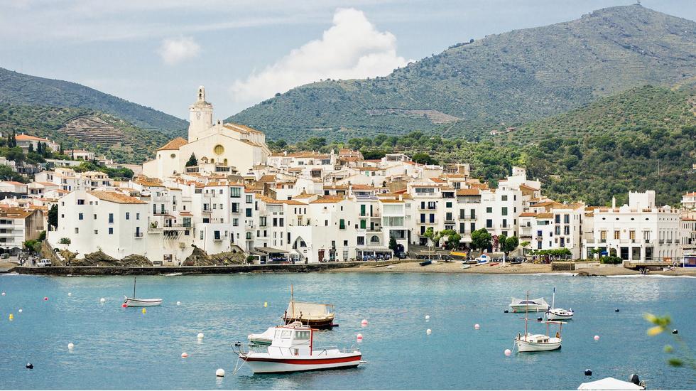 Η πόλη Cadaqués βρίσκεται στην άκρη μιας απόκρημνης χερσονήσου που ονομάζεται Cap de Creus, στο βορειότερο άκρο της Costa Brava