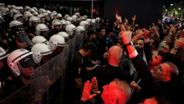 Τουρκία: Υπό αστυνομική «πολιορκία» η έδρα του αντιπολιτευόμενου CHP στην Κωνσταντινούπολη