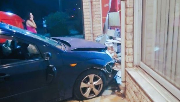 Μεσολόγγι: Αυτοκίνητο «καρφώθηκε» σε κατάστημα - Ο οδηγός εγκατέλειψε το σημείο