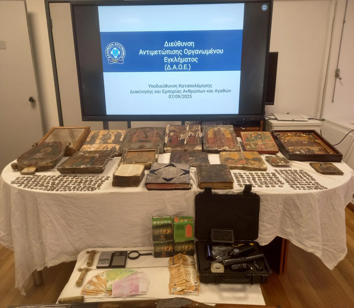 Καλάβρυτα: Τα κειμήλια που ήθελε να πουλήσει ο ηγούμενος - Πώς λειτουργούσε η σπείρα που εξάρθρωσε η ΕΛ.ΑΣ.