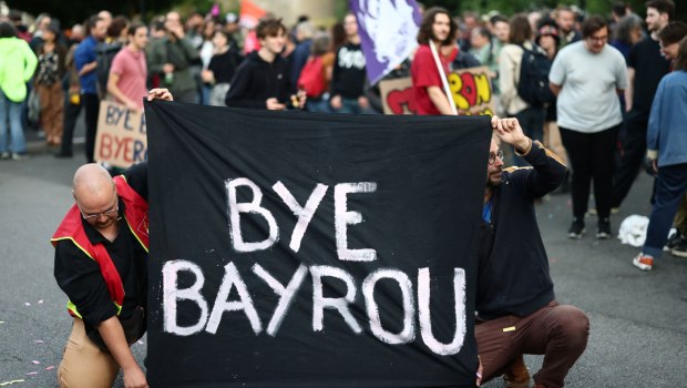 Γαλλία: Η κυβέρνηση Μπαϊρού κατέρρευσε – θα δώσουν οι Σοσιαλιστές «σωσίβιο» στον Μακρόν;