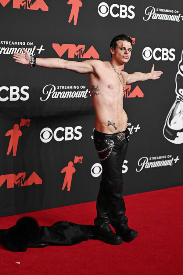 Yungblud: Η εκκεντρική εμφάνιση στα MTV VMAs