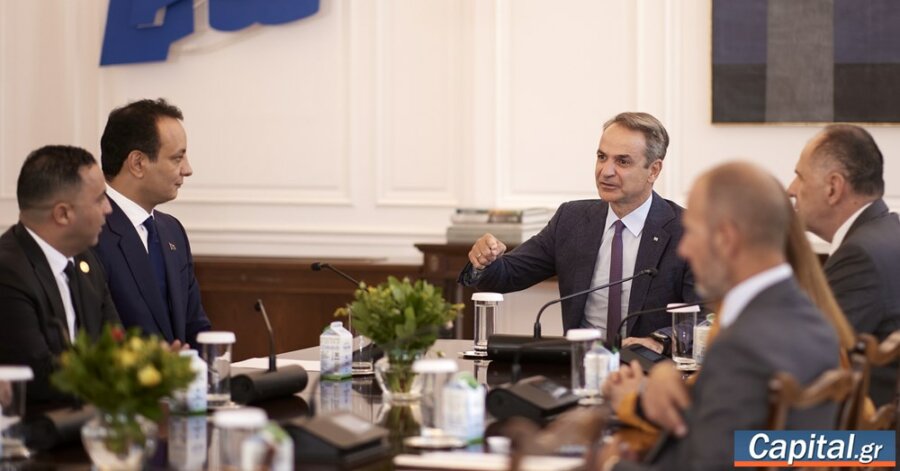 Συνάντηση Κ. Μητσοτάκη με τον γιο του στρατάρχη Χαφτάρ στο Μαξίμου