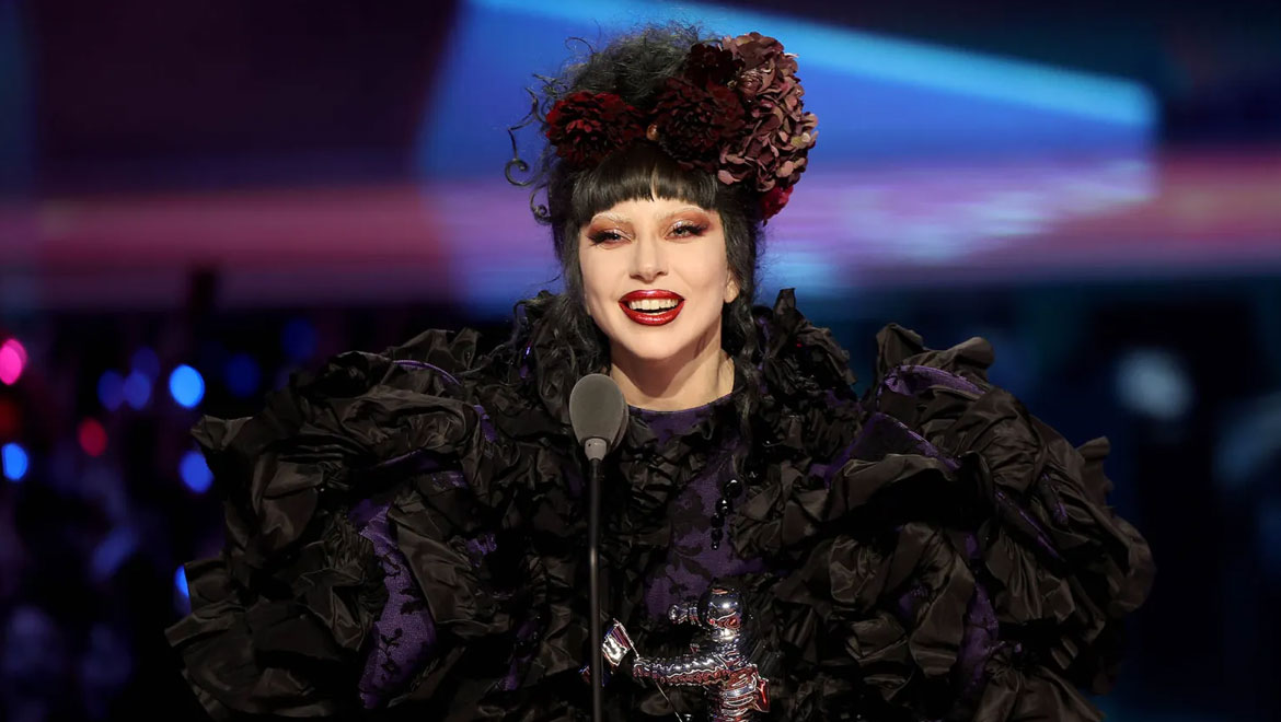 Lady Gaga: Ποζάρει με τα 4 βραβεία που κέρδισε στα MTV VMAs 2025