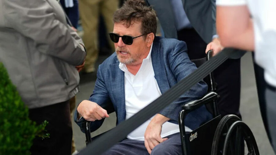 Michael J. Fox: Σηκώθηκε από το αμαξίδιό του για να φωτογραφηθεί με τη σύζυγό του - Βίντεο