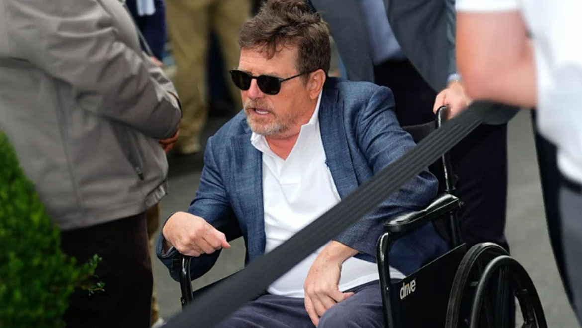 Michael J. Fox: Σηκώθηκε από το αμαξίδιό του για να φωτογραφηθεί με τη σύζυγό του - Βίντεο