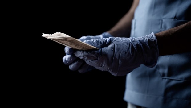 Αναζητούν θυρίδες στο όνομα του γιατρού με το φακελάκι – Μεγάλα χρηματικά ποσά αναζητούν οι Αρχές