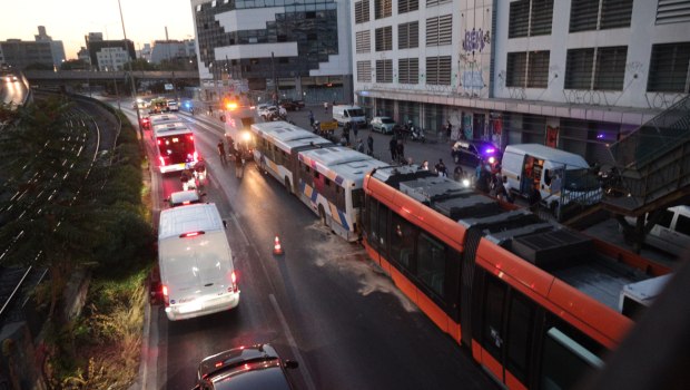 Τροχαίο στον Πειραιά: «Ο οδηγός δεν αντιδρούσε, ήταν ξαπλωμένος» - Μαρτυρία επιβάτιδας του Τραμ