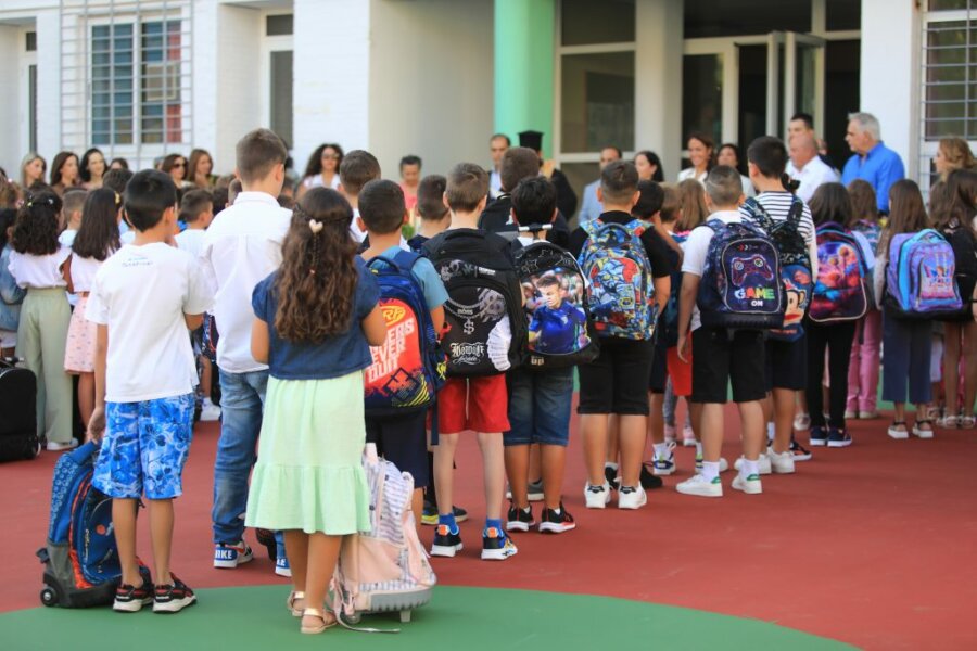 Αγιασμός στα σχολεία: Οι πολιτικοί αρχηγοί στο πρώτο κουδούνι – Οι ευχές που έδωσαν στους μαθητές