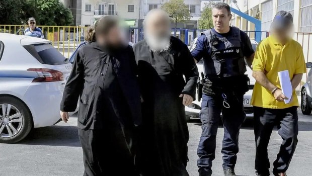 Καλάβρυτα: Στη φυλακή ο ηγούμενος και οι άλλοι πέντε συλληφθέντες για αρχαιοκαπηλία - Μαραθώνια η απολογία τους