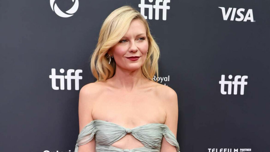 Kirsten Dunst: Μας δείχνει πώς να υιοθετήσουμε το red wine makeup trend