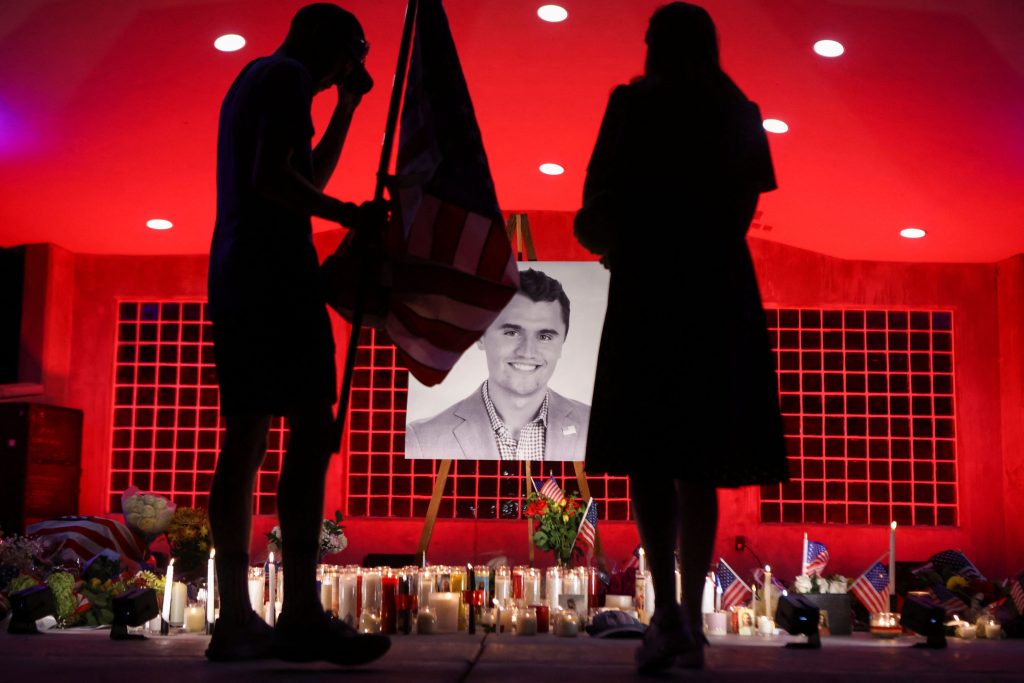 «Τον πιάσαμε, είναι ο Τάιλερ Ρόμπινσον» – Οι ανακοινώσεις των αρχών για τον δολοφόνο του Τσάρλι Κερκ