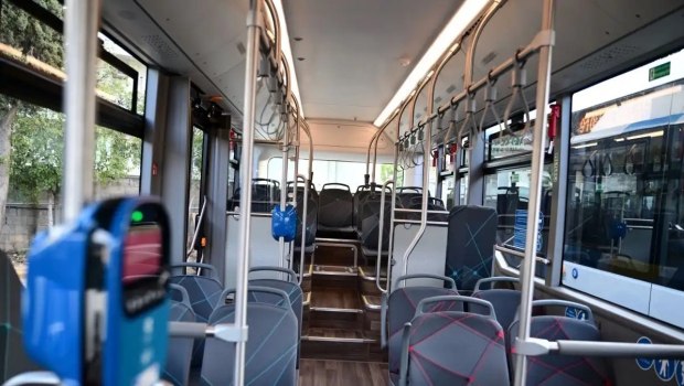 Γλυφάδα: Επεισόδιο με έναν τραυματία σε λεωφορείο - Κατέβασε το παντελόνι του σε ανήλικες και του επιτέθηκε επιβάτης
