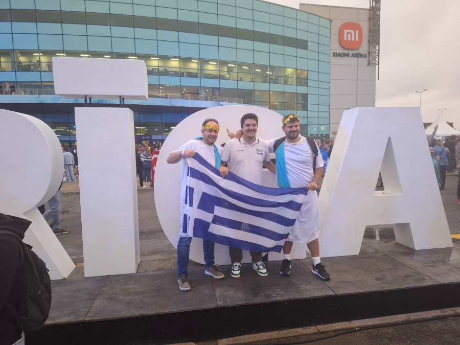 Eurobasket 2025: Έλληνες και Τούρκοι φίλαθλοι φωτογραφίζονται μαζί πριν από τον ημιτελικό (pics)