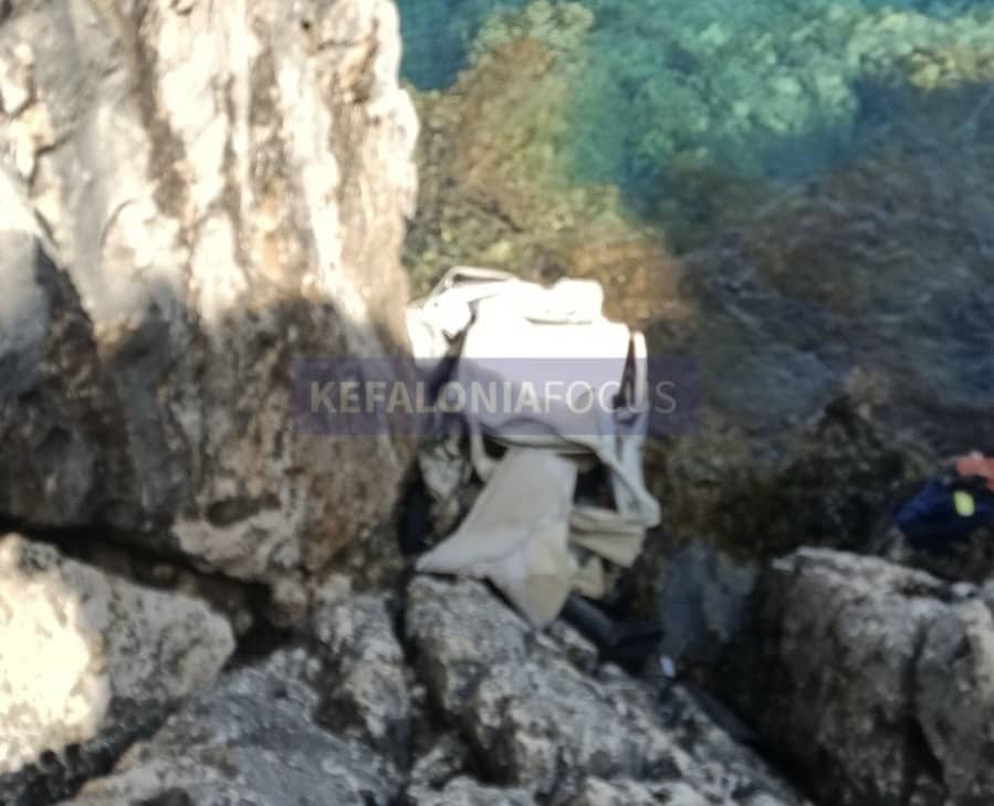 Κεφαλονιά: Νεκρός 23χρονος σε τροχαίο - Σοκάρουν οι εικόνες με το ΙΧ στον γκρεμό