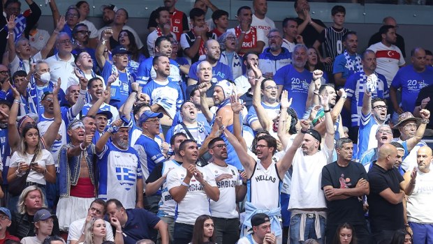 Ελλάδα - Τουρκία: Ένταση ανάμεσα σε Έλληνες και Τούρκους έξω από το γήπεδο (vid)