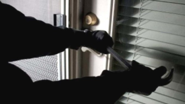 Πάτρα: Τρεις νεαροί διαρρήκτες επιτέθηκαν σε αστυνομικό εκτός υπηρεσίες που τους έπιασε στα πράσα