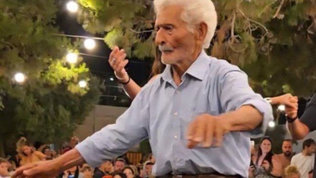 Σχοινούσα: Πέθανε ο 92χρονος Γιώργος Κωβαίος από τη Σχοινούσα που χόρευε με την εγγονή του σε τοπικές γιορτές