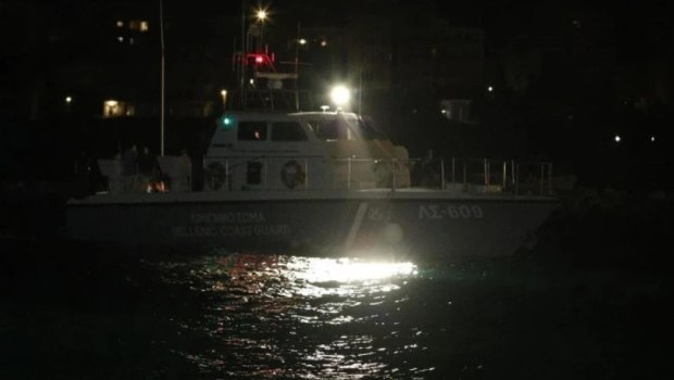 Αλιευτικό προσέκρουσε σε βράχια στον Θερμαϊκό - Επιχείρηση διάσωσης 5 ατόμων
