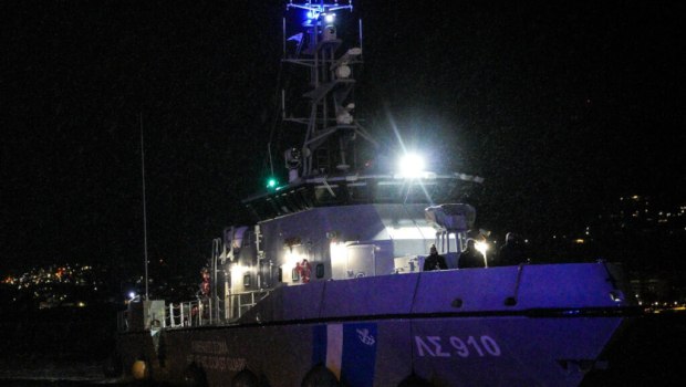 Εντοπίστηκαν σώοι οι 5 επιβαίνοντας στο αλιευτικό που έπεσε στα βράχια στον Θερμαϊκό