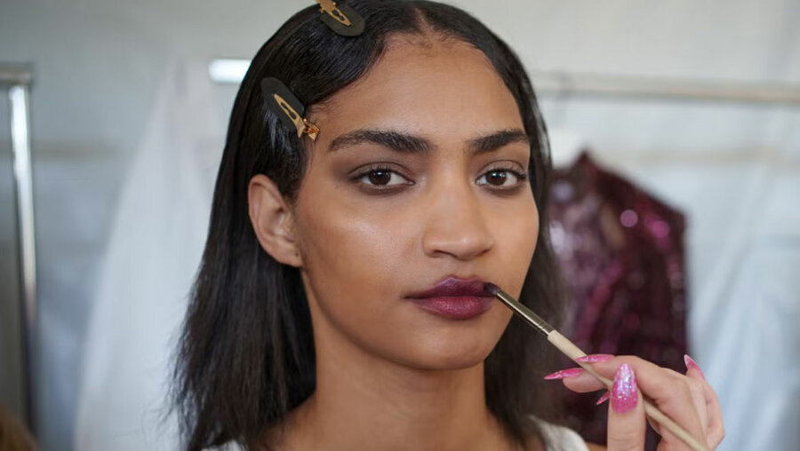 Red Wine Makeup: Η νέα τάση που κυριαρχεί στο TikTok