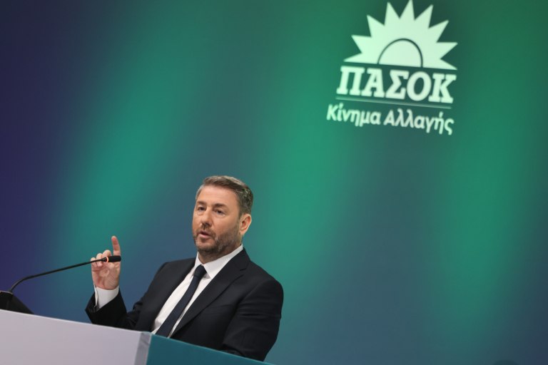 «Δεν αφορά το ΠΑΣΟΚ το τι θα κάνει ο κ. Τσίπρας - Προτεραιότητα μας η πολιτική αλλαγή» «Στόχος και προτεραιότητα του ΠΑΣΟΚ είναι μία. Η πολιτική αλλαγή», υπογράμμισε κατηγορηματικά ο Νίκος Ανδρουλάκης σε επίμονες ερωτήσεις για το κατά πόσο ανησυχεί το ΠΑΣΟΚ από τη φημολογούμενη ίδρυση κόμματος από τον πρώην Πρωθυπουργό, Αλέξη Τσίπρα. « Αν ο κ. Τσίπρας, που είναι βουλευτής του ΣΥΡΙΖΑ, τον διασπάσει ή αποχωρήσει δεν αφορά το ΠΑΣΟΚ και δεν θα μπει σε καμία συζήτηση παρασκηνίου», ανέφερε ο πρόεδρος του ΠΑΣΟΚ. Συμπλήρωσε ότι το ΠΑΣΟΚ θα κάνει τη δουλειά του και πως δεν φοβάται τίποτα. «Είναι χτισμένο σε γερά θεμέλια και έχει μέταλλο», πρόσθεσε. Σχετικά με το ότι οι δημοσκοπήσεις δεν επιβεβαιώνουν εκλογική νίκη του ΠΑΣΟΚ, ο Νίκος Ανδρουλάκης υποστήριξε πως η κυβέρνηση της ΝΔ και συμφέροντα επηρεάζουν τις δημοσκοπήσεις για να ελέγξουν τις πολιτικές εξελίξεις. Δήλωσε αισιόδοξος γιατί η πολιτική και οι εκλογές είναι το πεδίο των εκπλήξεων και των ανατροπών.