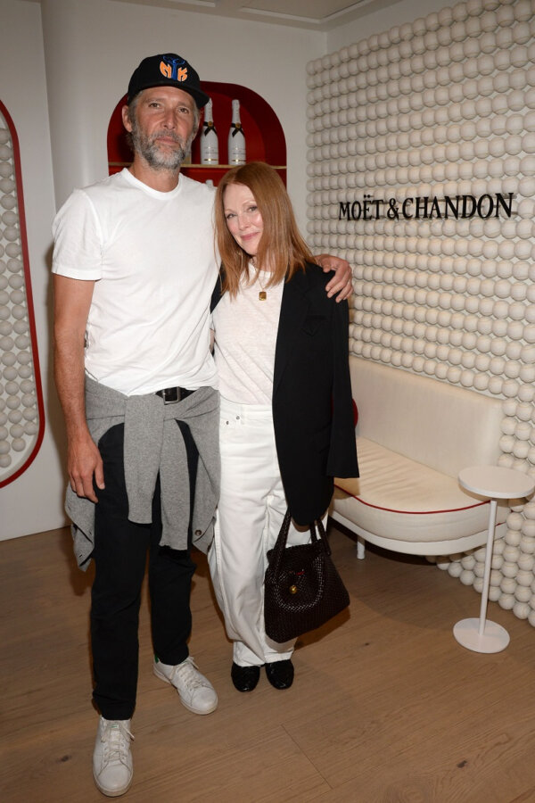 Η Julianne Moore μας απέδειξε πως το λευκό τζιν είναι η πιο chic επιλογή του φθινοπώρου