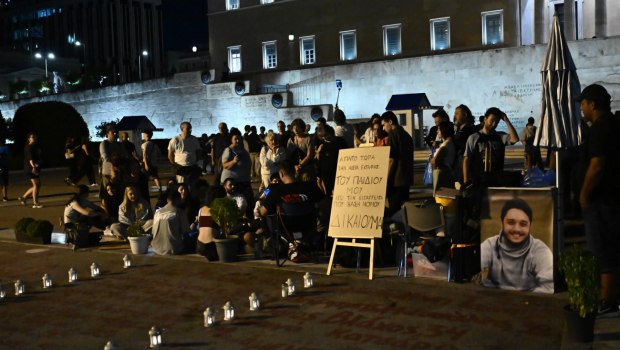 Τέμπη: «Δεν δίνουν άδεια εκταφής, πιστεύω ότι κρύβονται πολλά» - Ο πατέρας θύματος για την απεργία πείνας