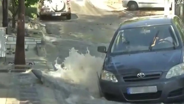 Βούλα: Αγωγός νερού έσπασε και δημιούργησε τρύπα σε δρόμο - Περιπέτεια για οδηγό αυτοκινήτου [βίντεο]
