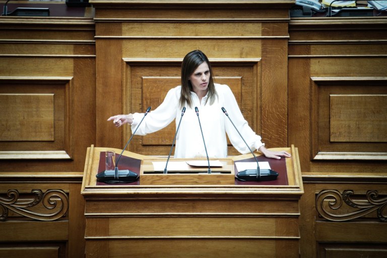 εικόνα που δείχνει τη βουλευτή της Νέας Αριστεράς, Έφη Αχτσιόγλου