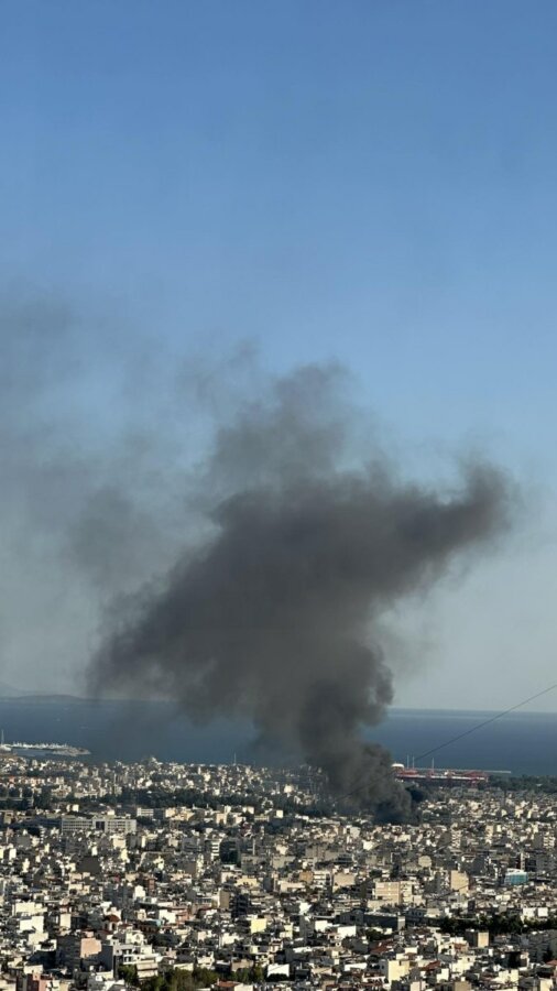 Υπό έλεγχο η φωτιά σε προαύλιο εταιρείας στην περιοχή του Ρέντη