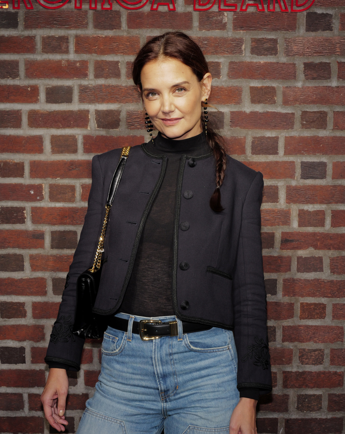 Αυτή η εμφάνιση της Katie Holmes αποδεικνύει πως μία πλεξούδα είναι ιδανική και για το φθινόπωρο