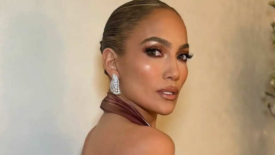 Το μανικιούρ της Jennifer Lopez προμηνύει το comeback των κοντών νυχιών